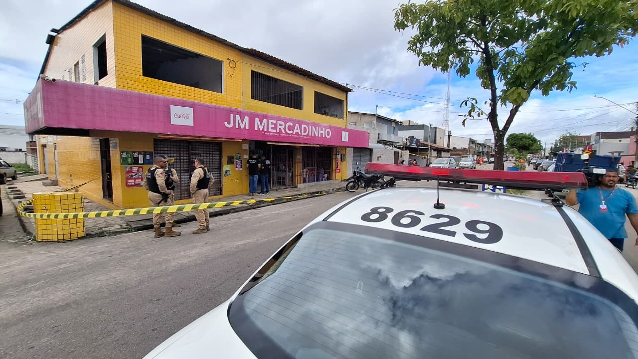Homem é morto com tiro na cabeça enquanto comprava cerveja em mercado de João Pessoa