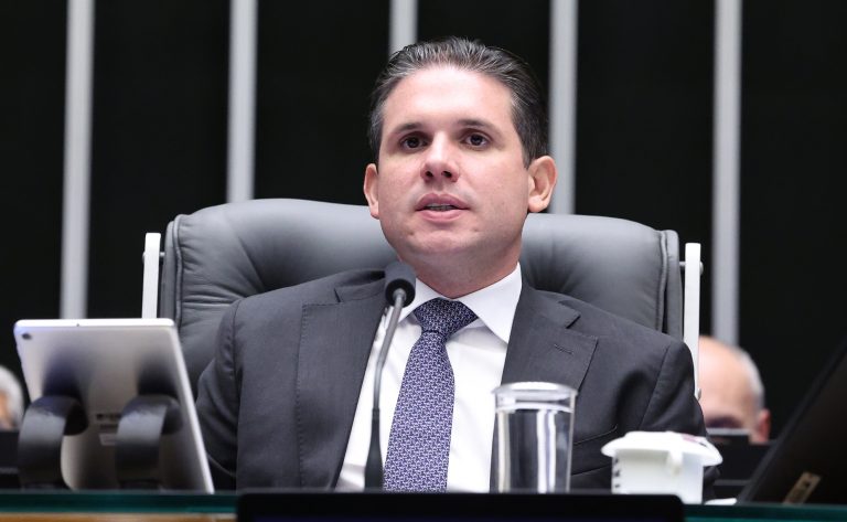 Hugo Motta celebra aprovação de medida contra violência contra a mulher na Câmara dos Deputados
