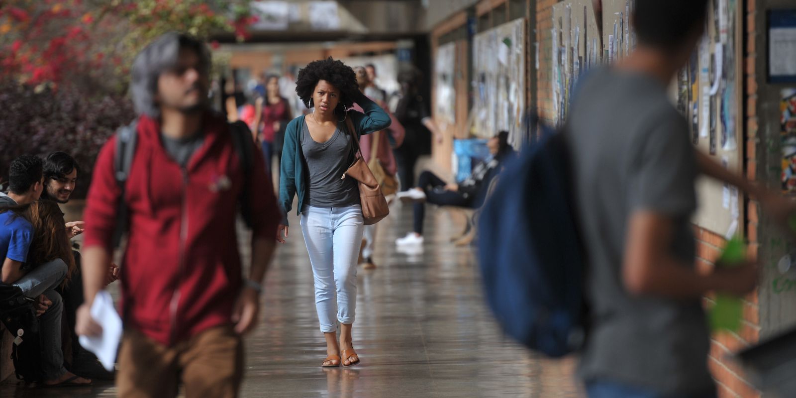 Mais da metade dos estudantes universitários já enfrentou abandono acadêmico por cuidado parental