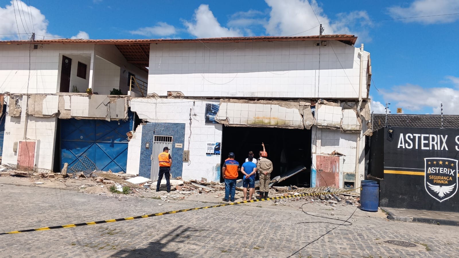 Marquise desaba e imóvel é interditado em Campina Grande