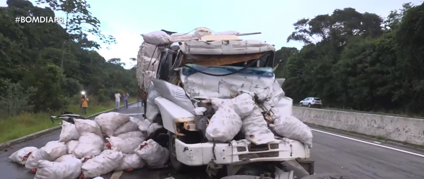 Motorista morre em colisão com carreta rebocada de ré na BR-101, na Grande João Pessoa