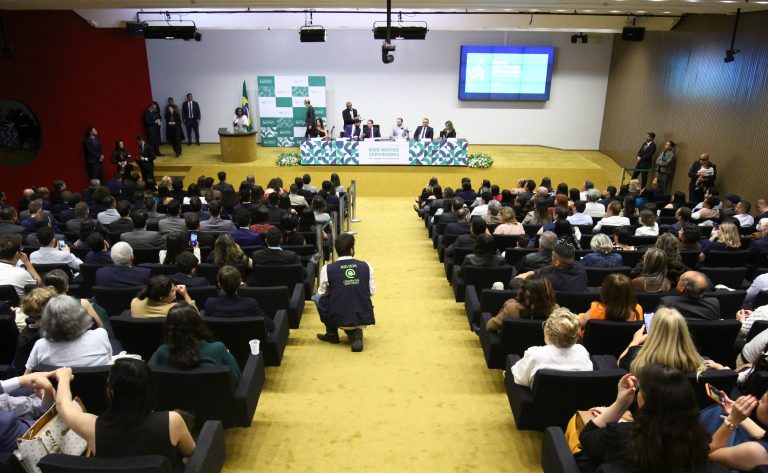 Motta defende modernização do estado na posse de novos servidores da Câmara