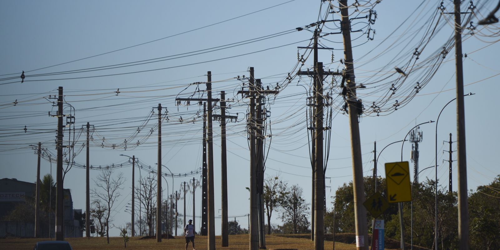 Acidentes com a rede elétrica aumentam no Brasil em 2025, aponta Abradee