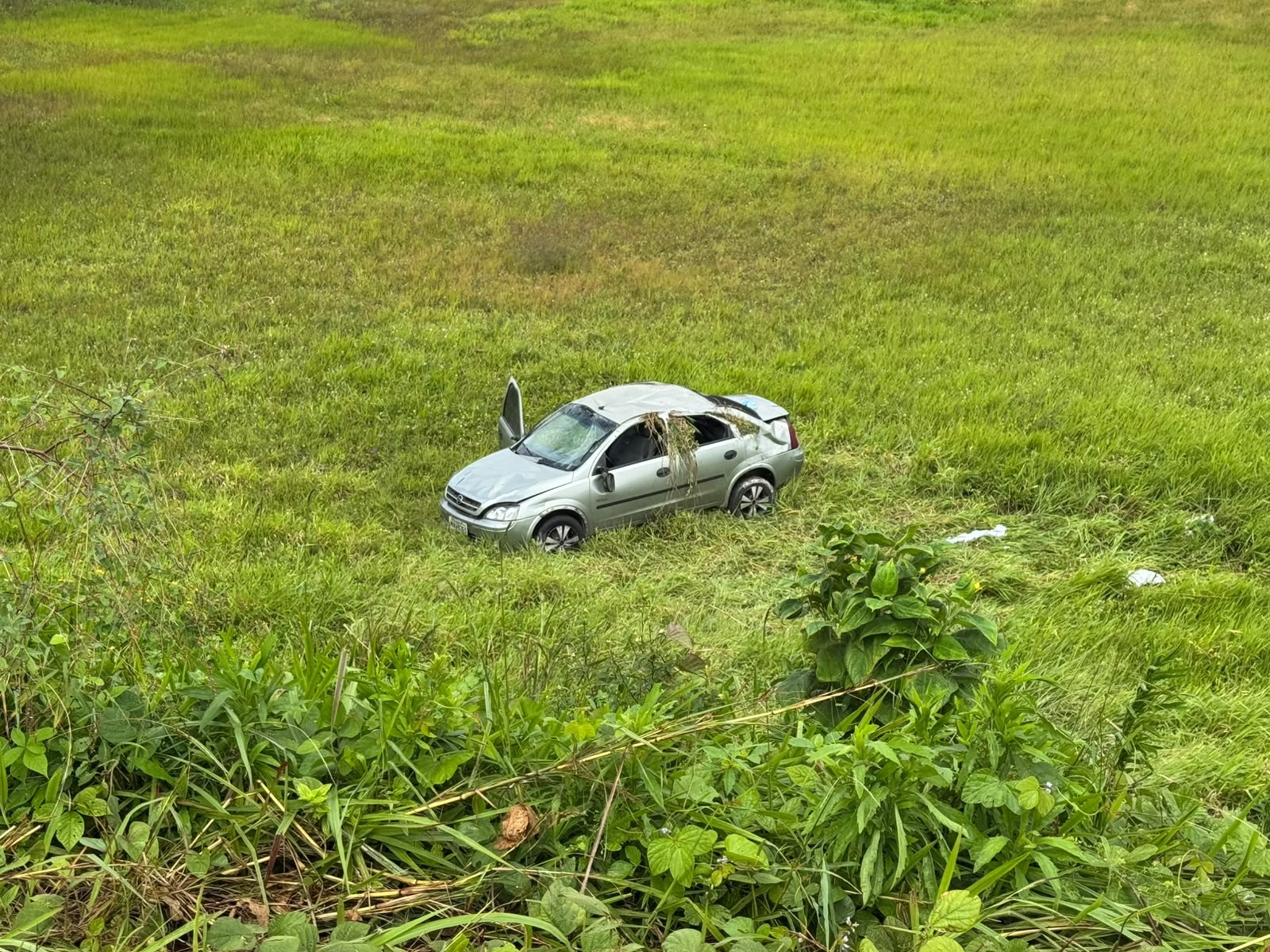 Família de quatro pessoas fica ferida após carro capotar na BR-230, na Grande João Pessoa