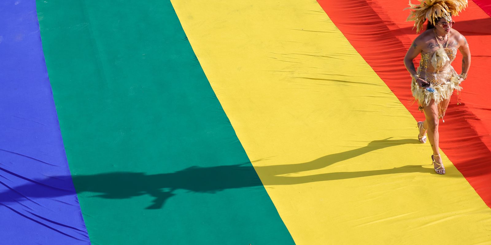 Parada Brasília Orgulho mobiliza Esplanada com foco no voto e combate ao preconceito
