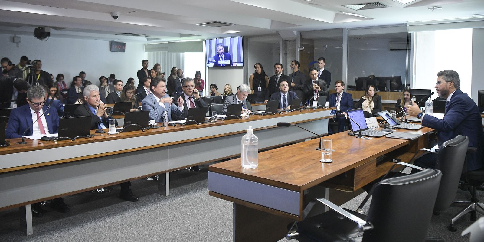 Votação da política nacional de minerais críticos é adiada no Senado