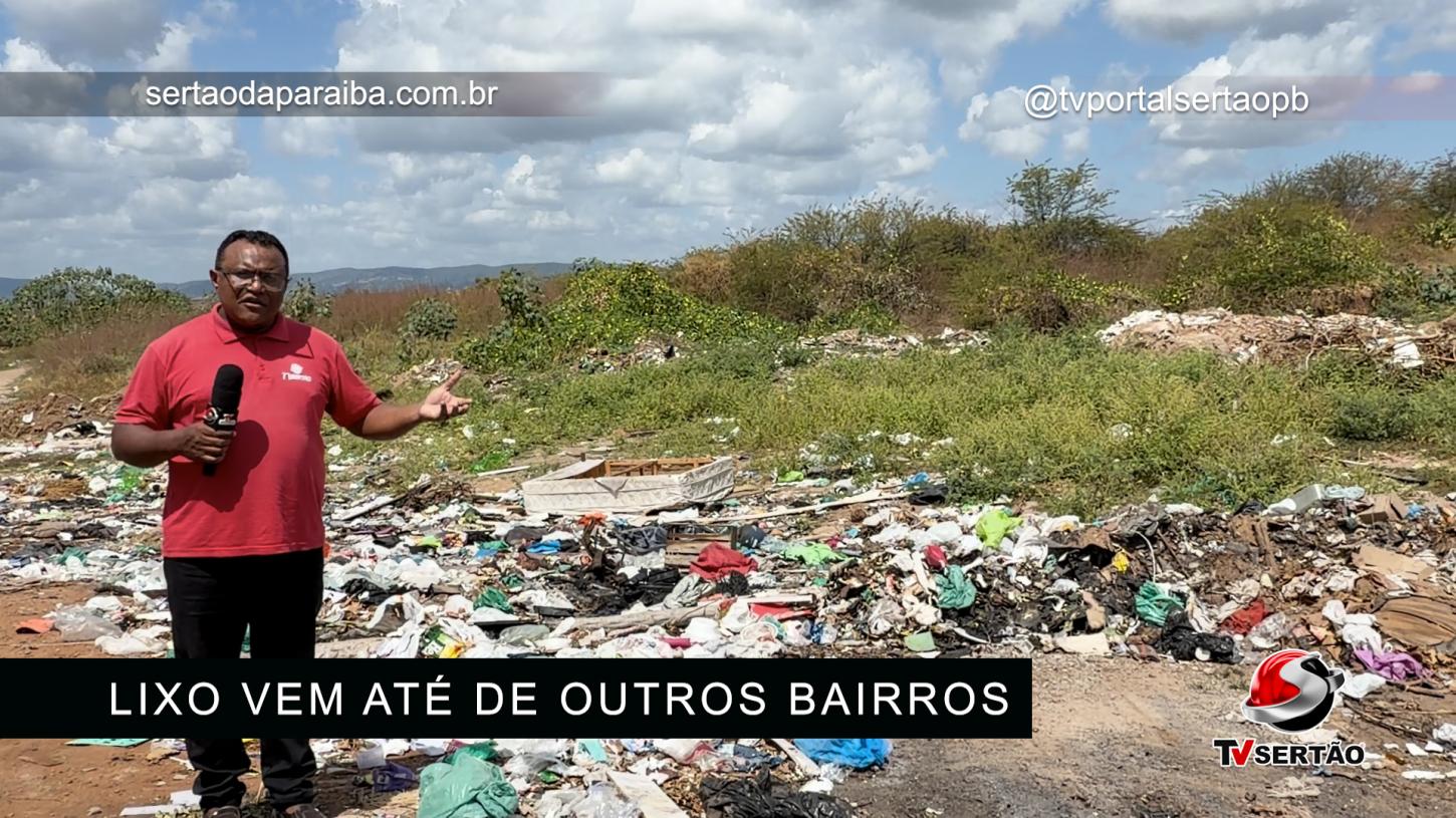 Sofás, móveis e diversos resíduos continuam sendo descartados de forma irregular no bairro São Francisco, em Cajazeiras. A limpeza é feita, mas o problema volta a acontecer por falta de conscientização.