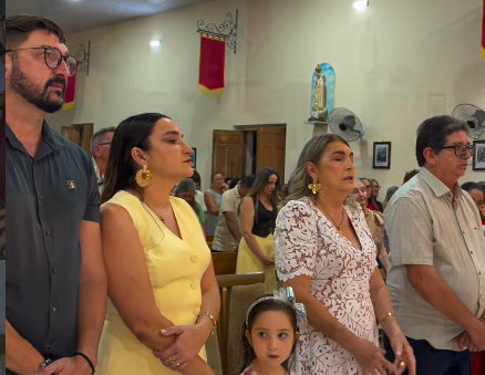 🙏 Fé, tradição e união marcaram a abertura da Festa de Santo Afonso, em Carrapateira. O prefeito Iarley Pereira participou da celebração ao lado de autoridades municipais, reforçando o compromisso com a valorização das tradições e da cultura local.