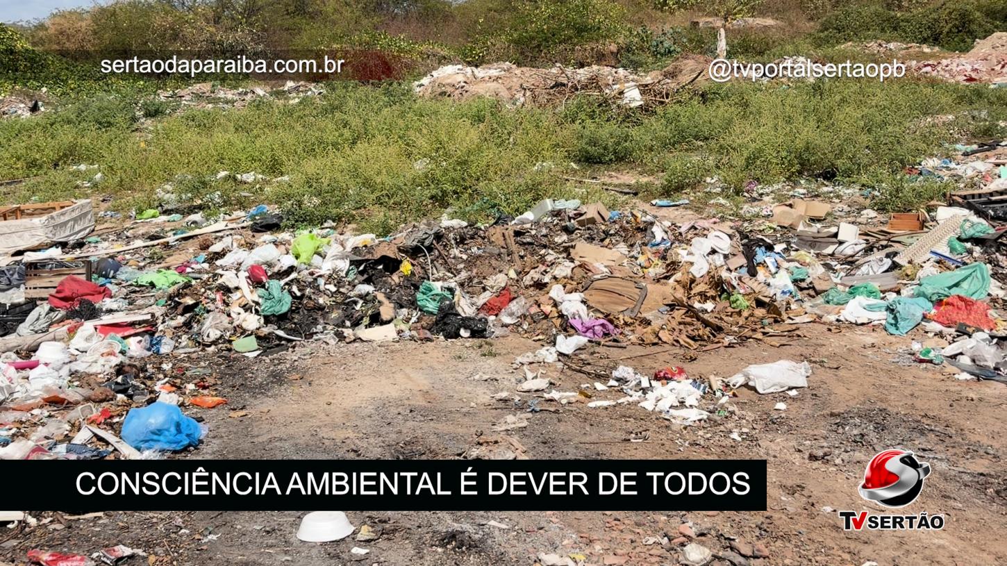 Sofás, móveis e diversos resíduos continuam sendo descartados de forma irregular no bairro São Francisco, em Cajazeiras. A limpeza é feita, mas o problema volta a acontecer por falta de conscientização.