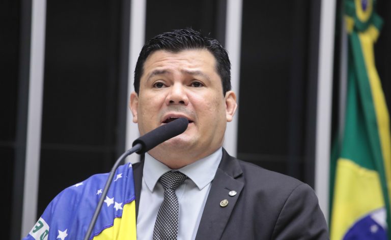 Projeto de lei amplia porte de arma para guardas civis municipais e vigilantes