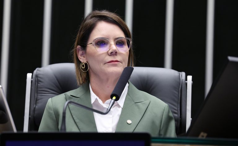 Câmara analisa projeto que padroniza identificação visual de tornozeleira eletrônica em casos de violência doméstica