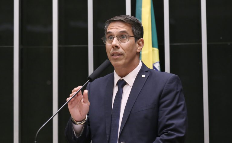 Projeto de lei proíbe postos de gasolina de cobrar preços distintos para dinheiro e Pix