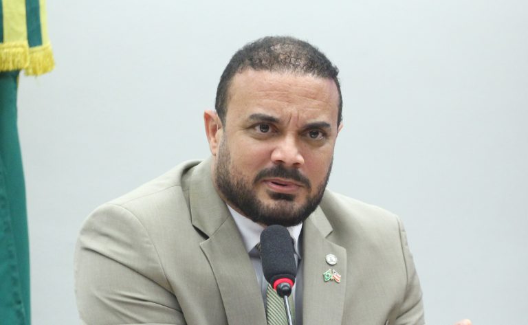 Projeto de lei autoriza porte de arma para auditores fiscais agropecuários e reconhece risco da função