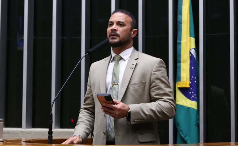 Proposta legislativa criminaliza o uso de animais no tráfico de drogas