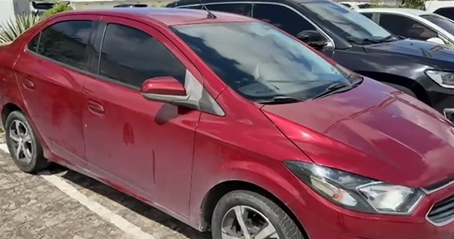 Quatro pessoas são presas em carro roubado na Avenida João Machado, em João Pessoa
