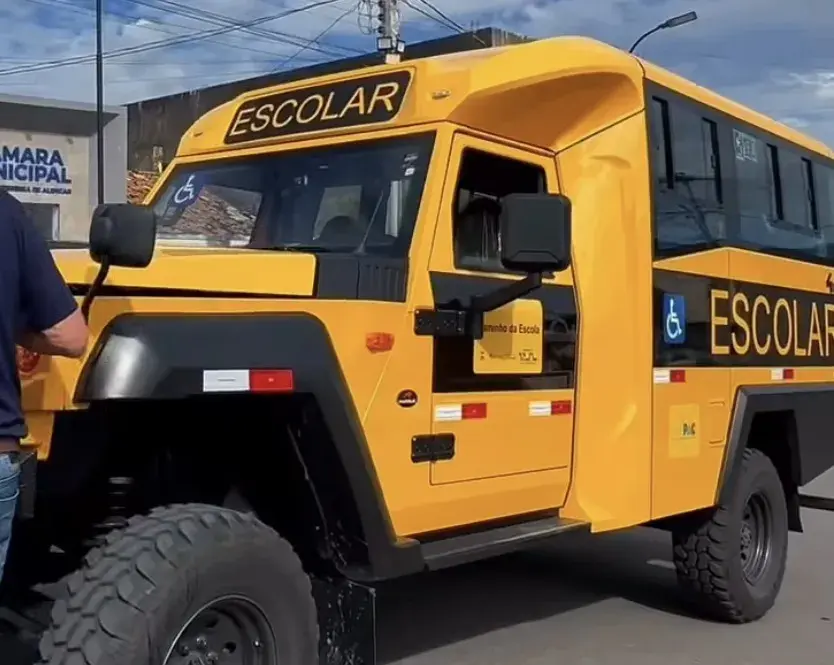 Triunfo reforça educação com entrega de novo ônibus escolar para ampliar segurança dos estudantes