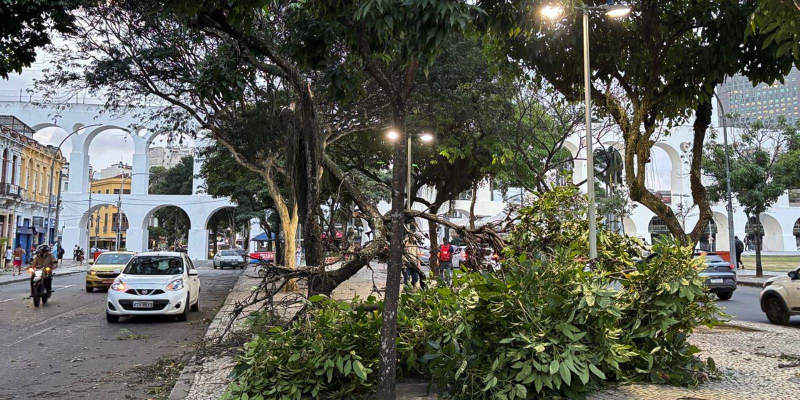 Ventania extrema causa apagão e paralisa transportes no Rio de Janeiro