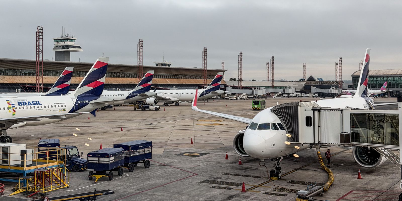Anvisa atualiza regras de segurança sanitária para aeroportos e aviões