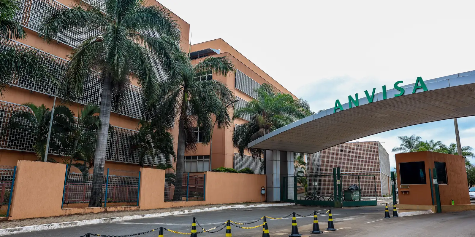 Anvisa proíbe produtos de limpeza e venda de 12 itens irregulares