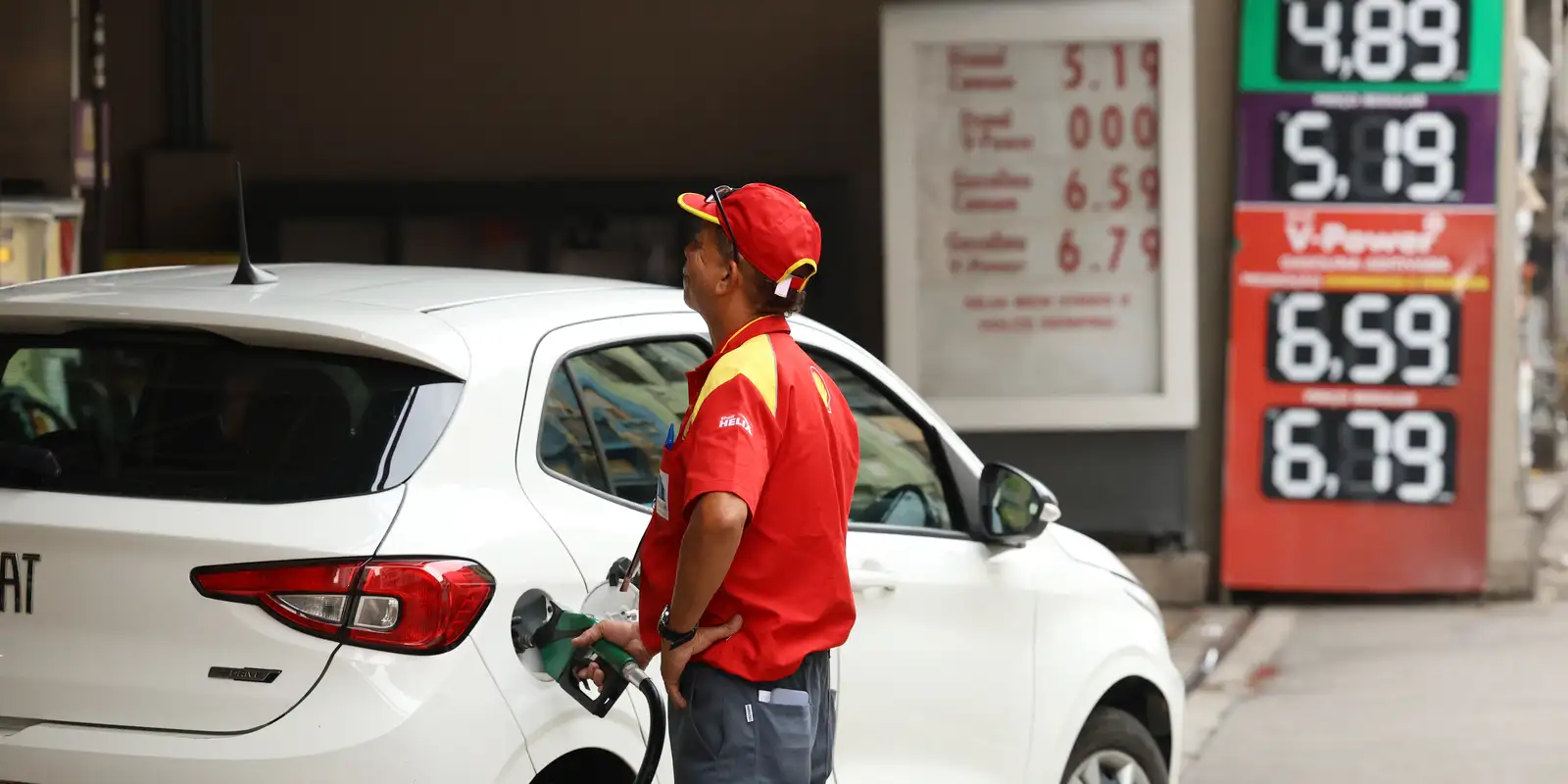Aumento de etanol na gasolina gera debate sobre impactos em veículos no Brasil