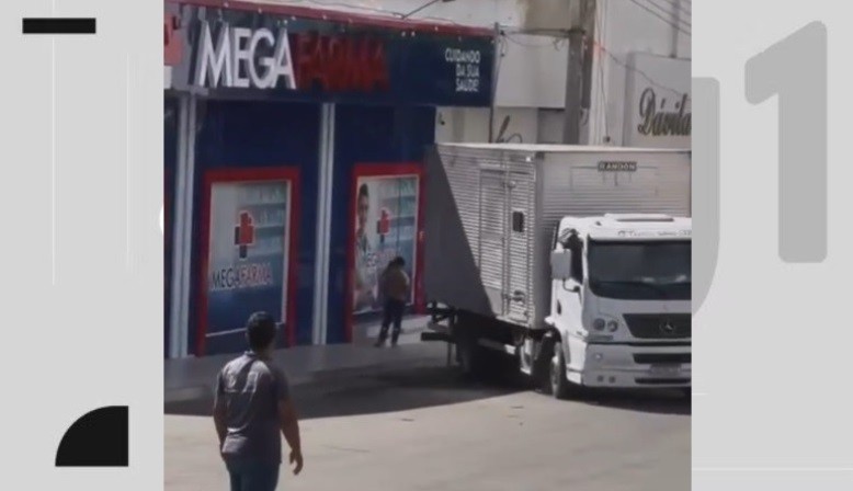Caminhão perde freio e atropela mulher em farmácia no Sertão da Paraíba