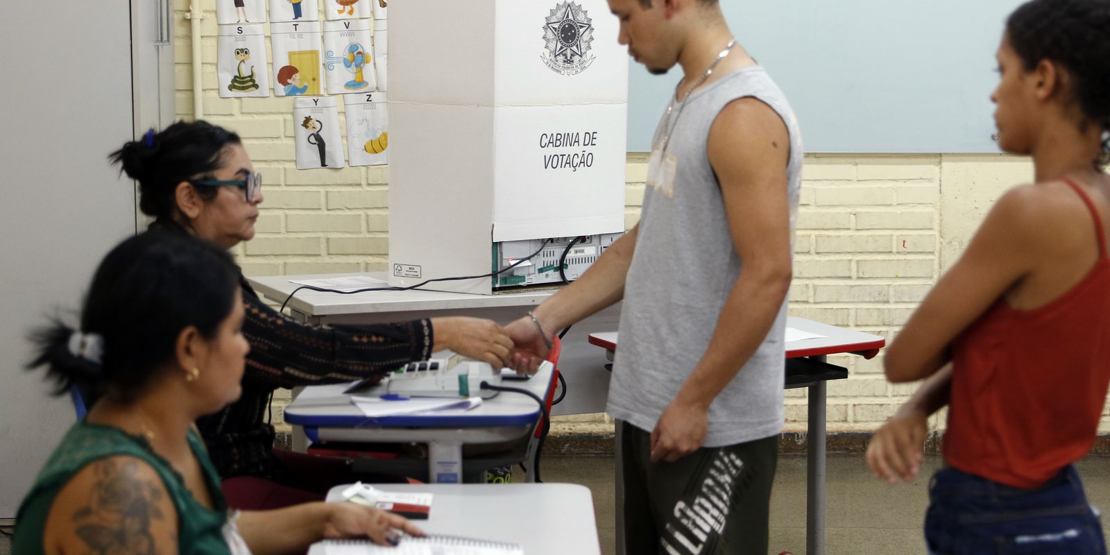 Envelhecimento da população faz eleitorado jovem encolher 22% em 16 anos nas eleições do Brasil