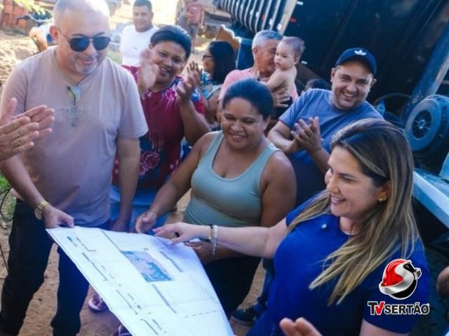 Corrinha Delfino assina ordem de serviço para pavimentar trecho da Rua do Pilão, em Cajazeiras