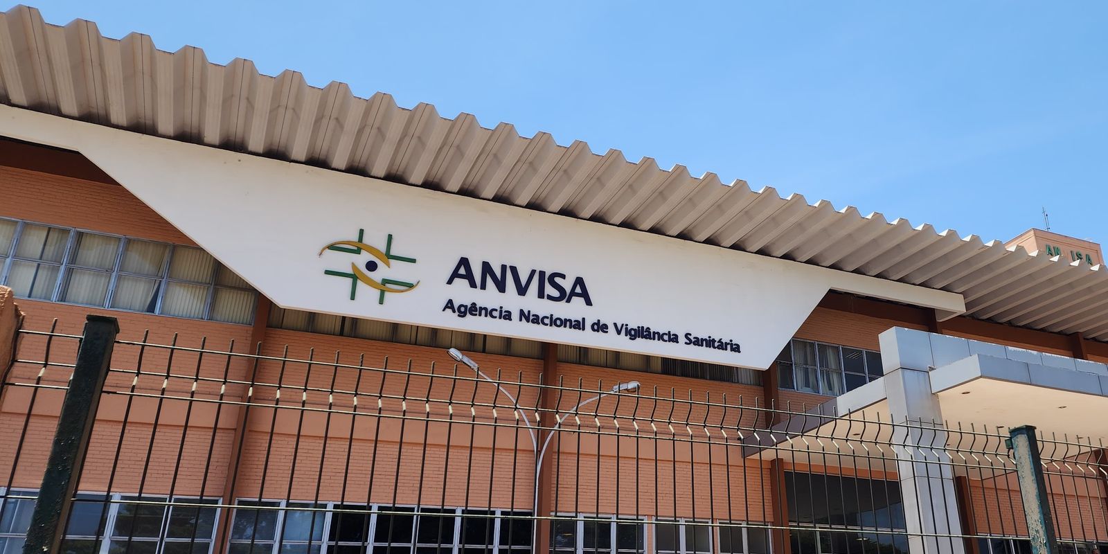 Anvisa proíbe fabricação e venda de cosméticos irregulares no país