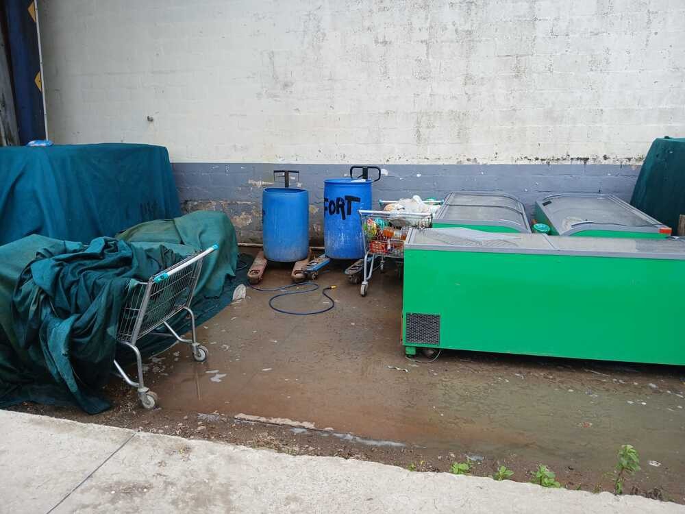 Atacarejo é autuado por falhas no armazenamento de alimentos em Campina Grande