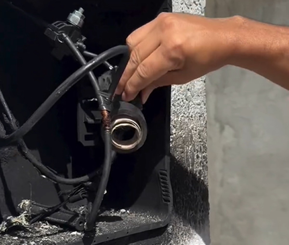 Homem é preso por furto de energia após divulgar vídeo em João Pessoa