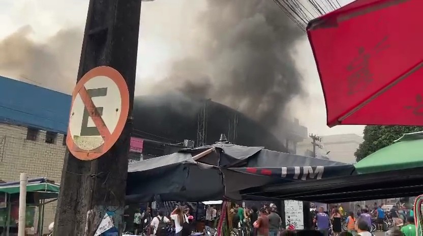 Um incêndio em João Pessoa atinge o Centro Comercial de Passagem