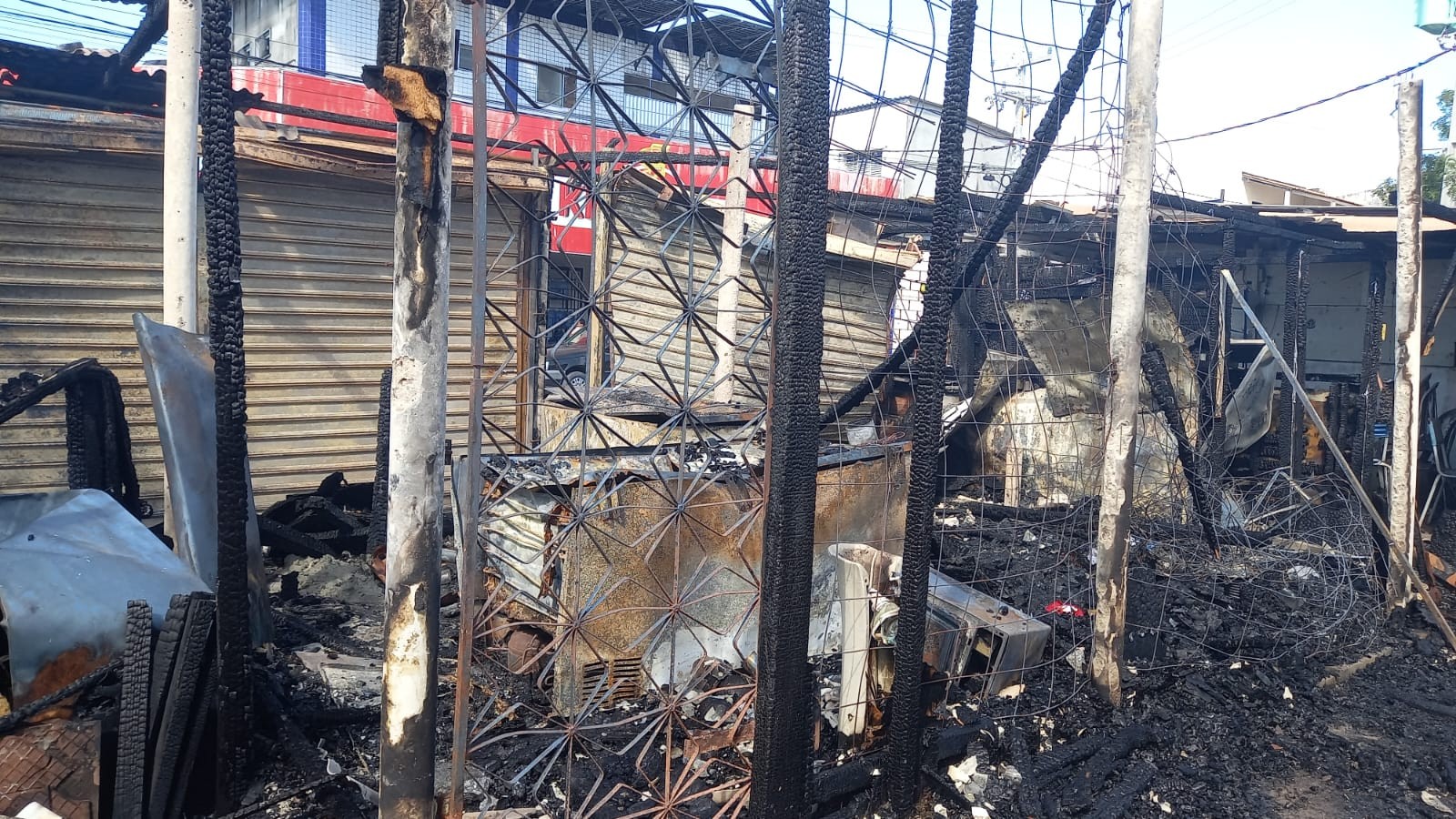 Incêndio de grandes proporções destrói loja de roupas e bar em João Pessoa