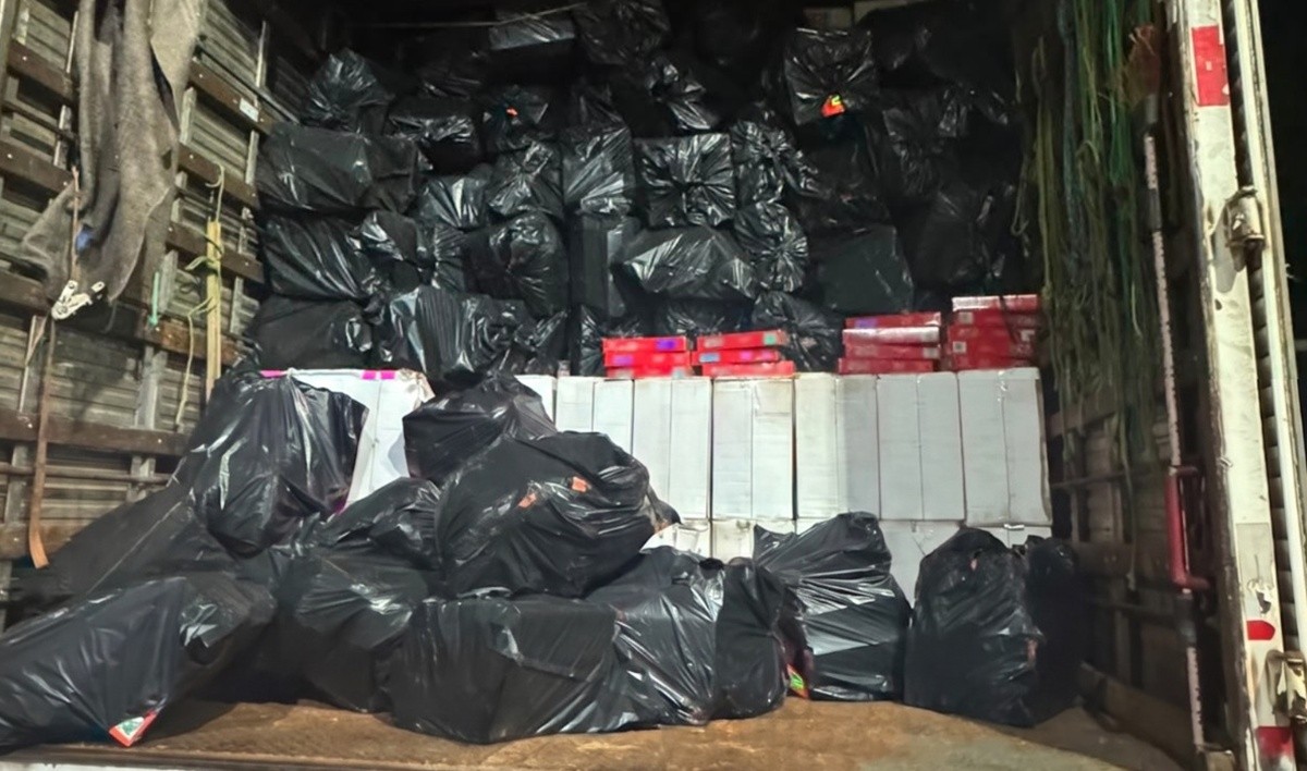 PRF apreende 25 mil pacotes de cigarros e prende motorista na Paraíba