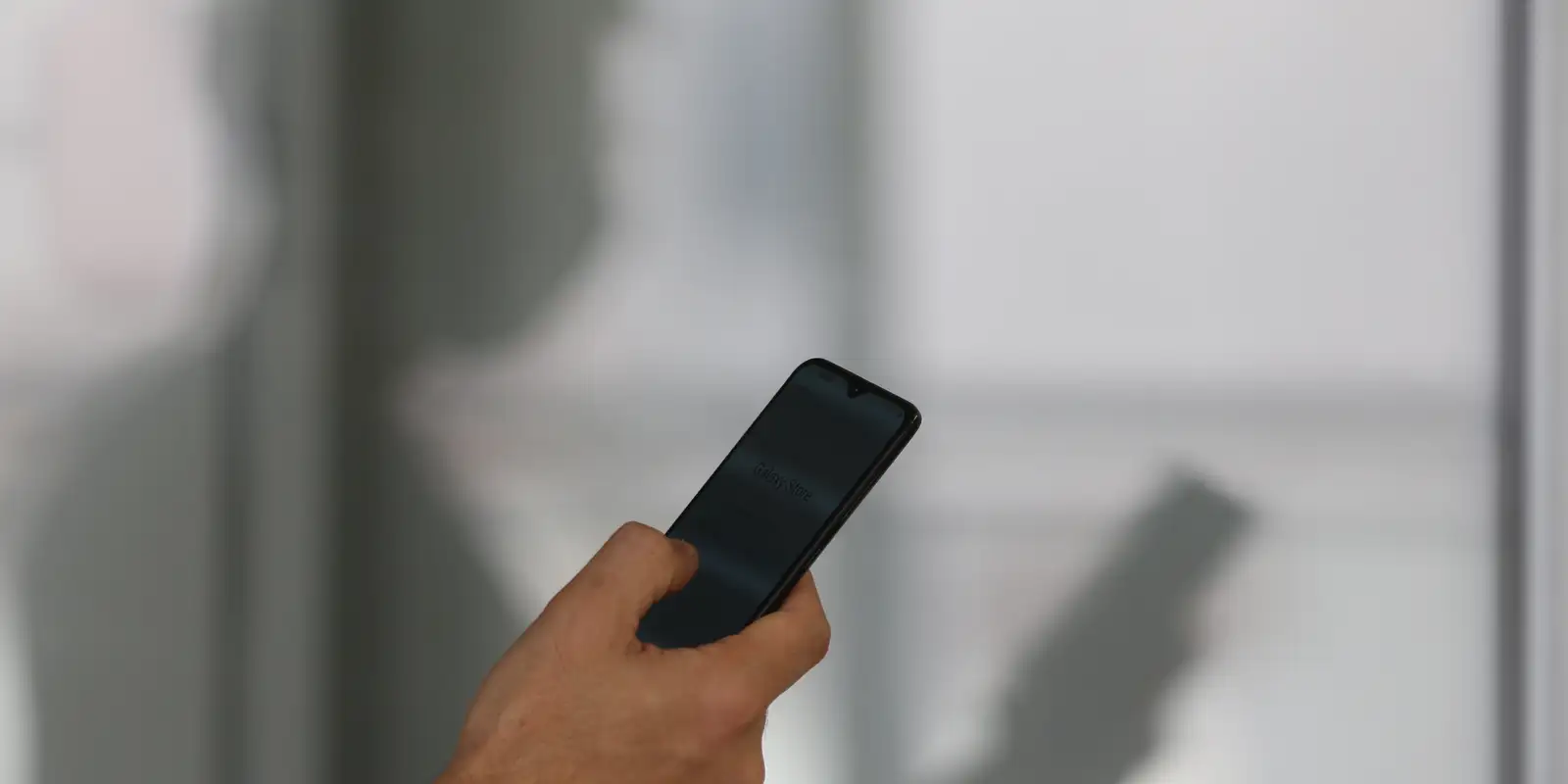 Subtração de celulares no Brasil recua em 2025, mas furtos registram alta