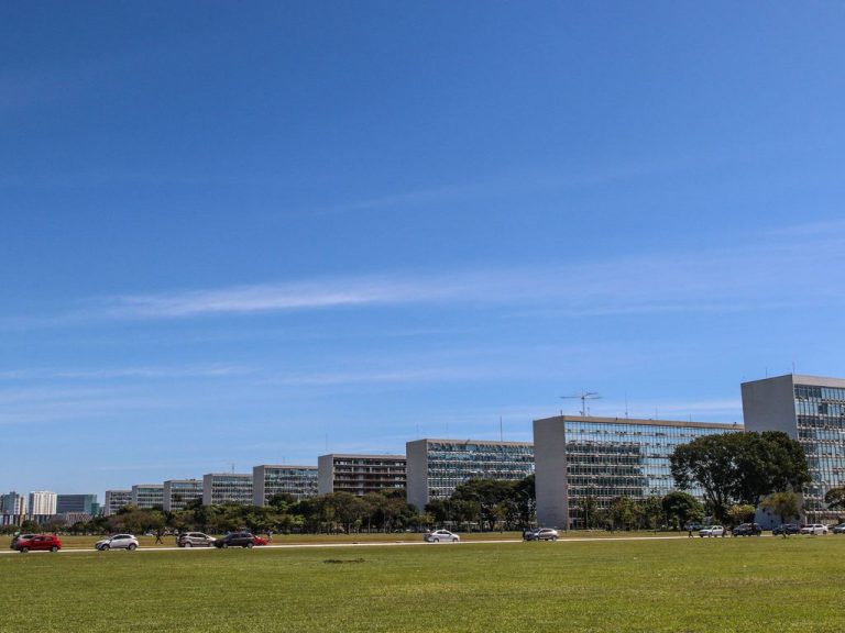 Orçamento de 2027 prevê salário mínimo de R$ 1.741 e corte de gastos