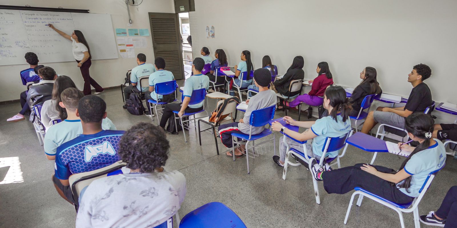 Programa Pé-de-Meia paga 5ª parcela para nascidos em julho e agosto