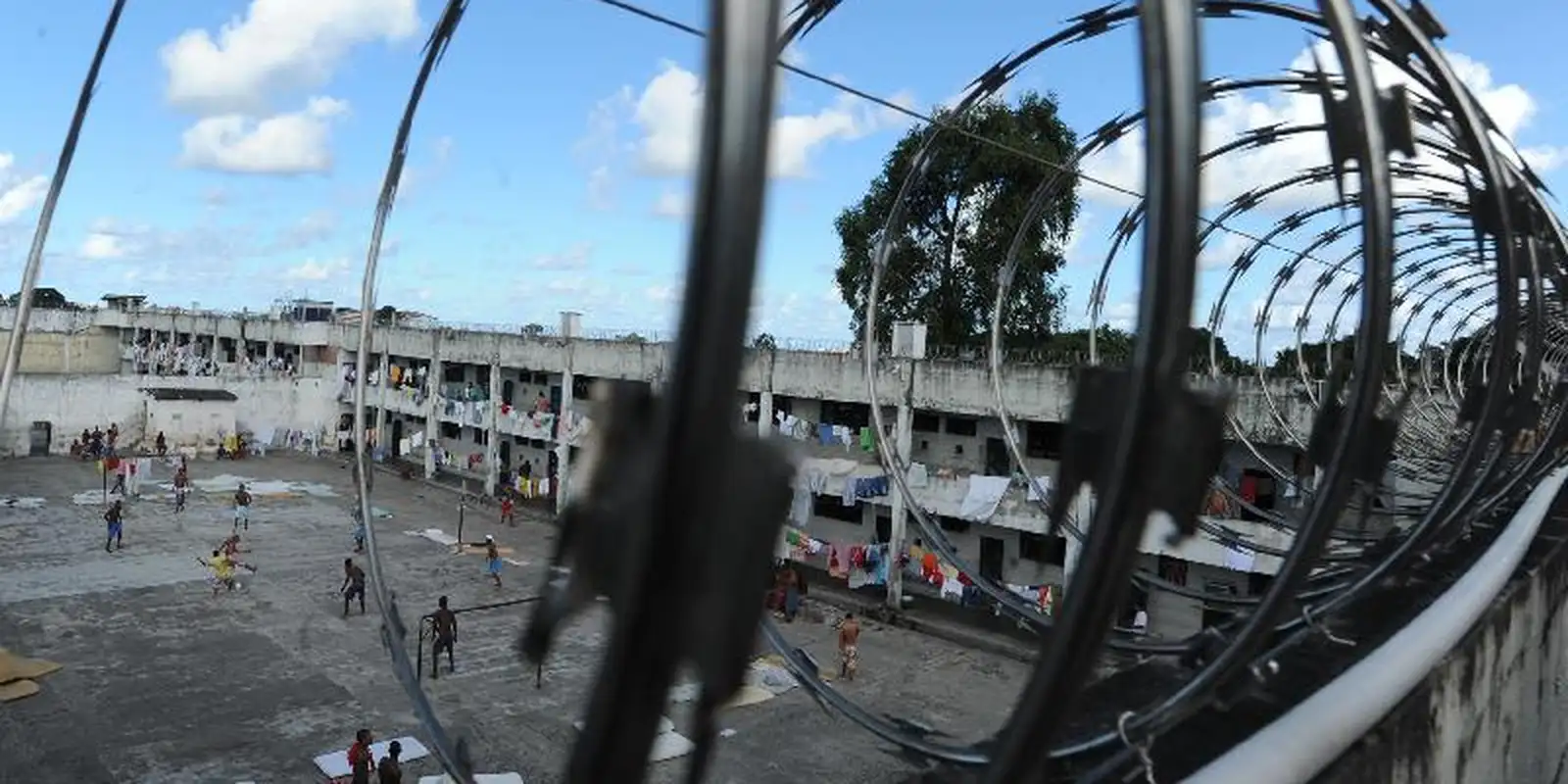 Presídios no Rio de Janeiro bloqueiam celulares, drogas e antena Starlink