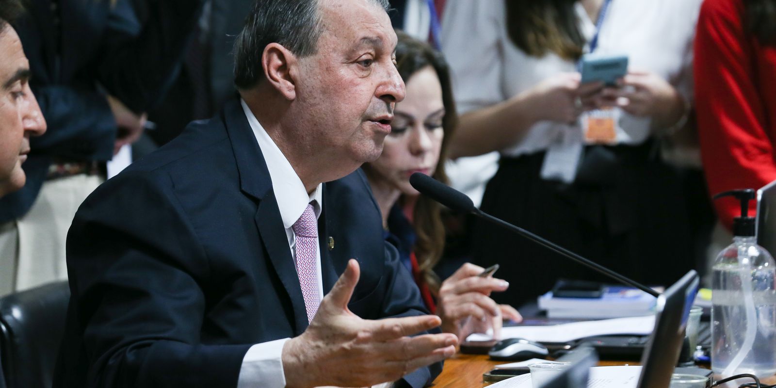 Relator do Senado vota pela aprovação da PEC do fim da escala 6x1