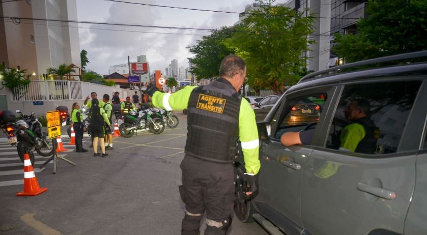 Cagepa faz reparo de vazamento e provoca desvio na Avenida Cruz das Armas