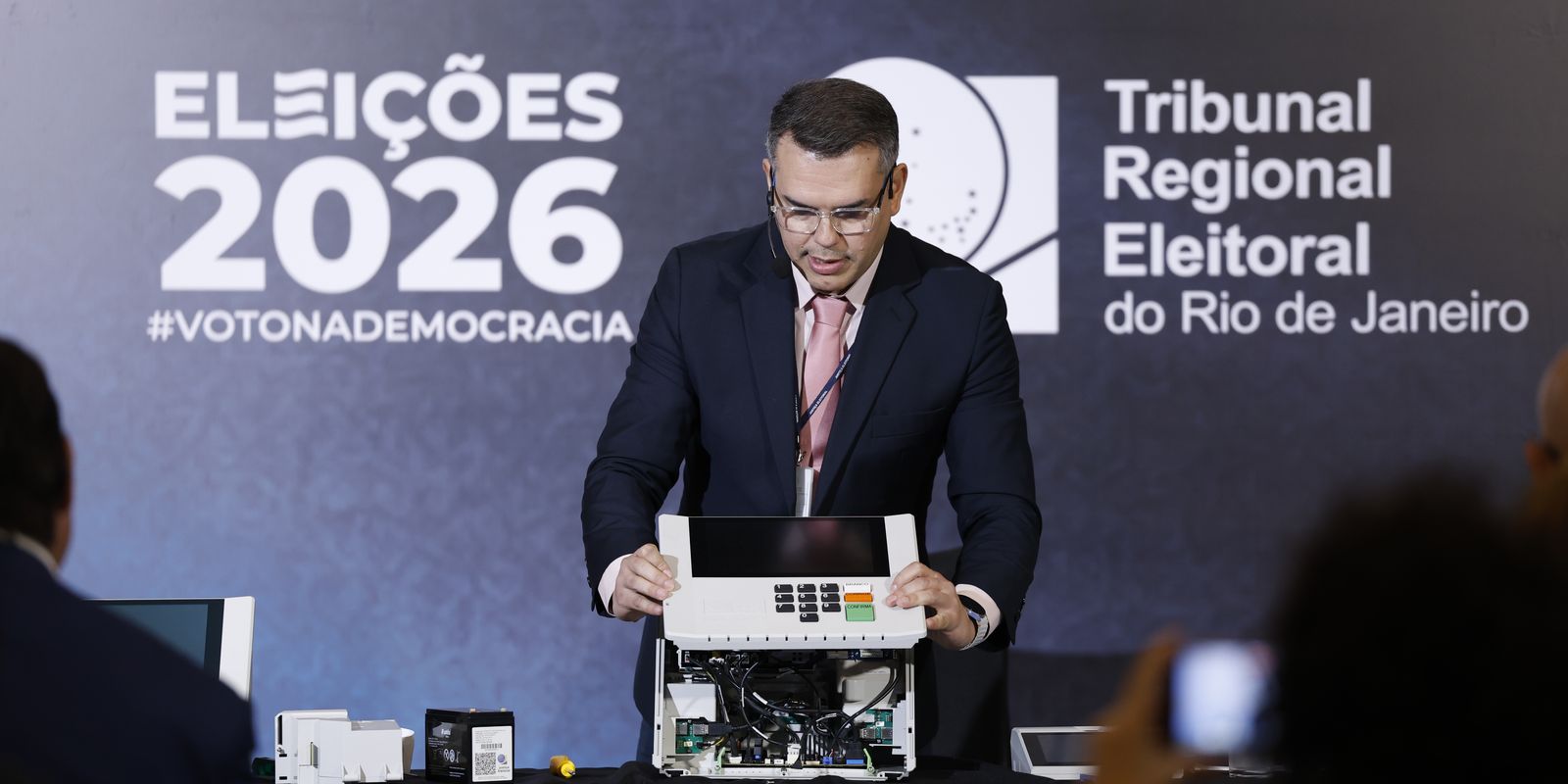 TRE-RJ desmonta urna eletrônica em evento público e reforça segurança do sistema