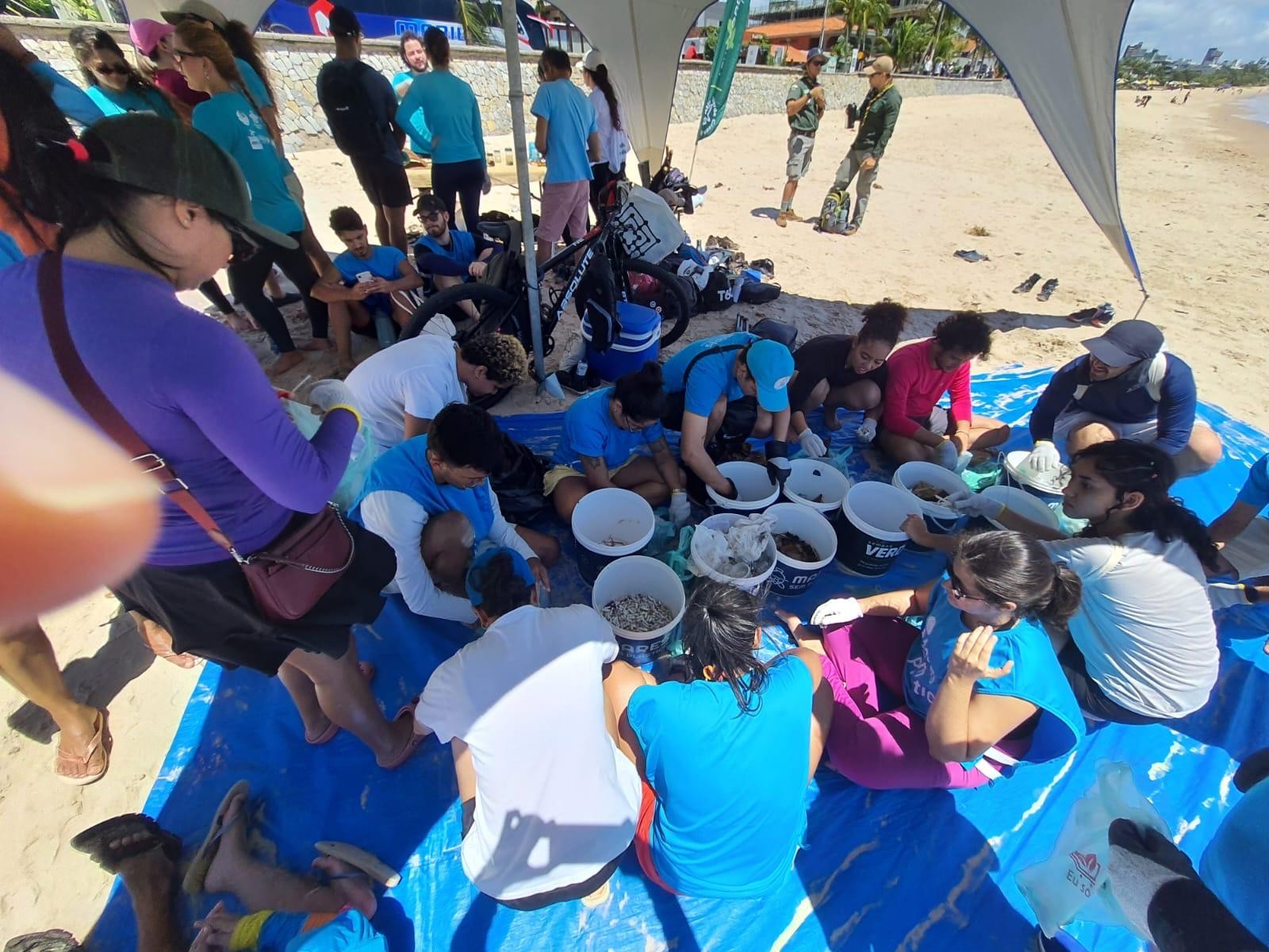 Ação de limpeza em praia de João Pessoa recolhe 4,5 mil bitucas de cigarro