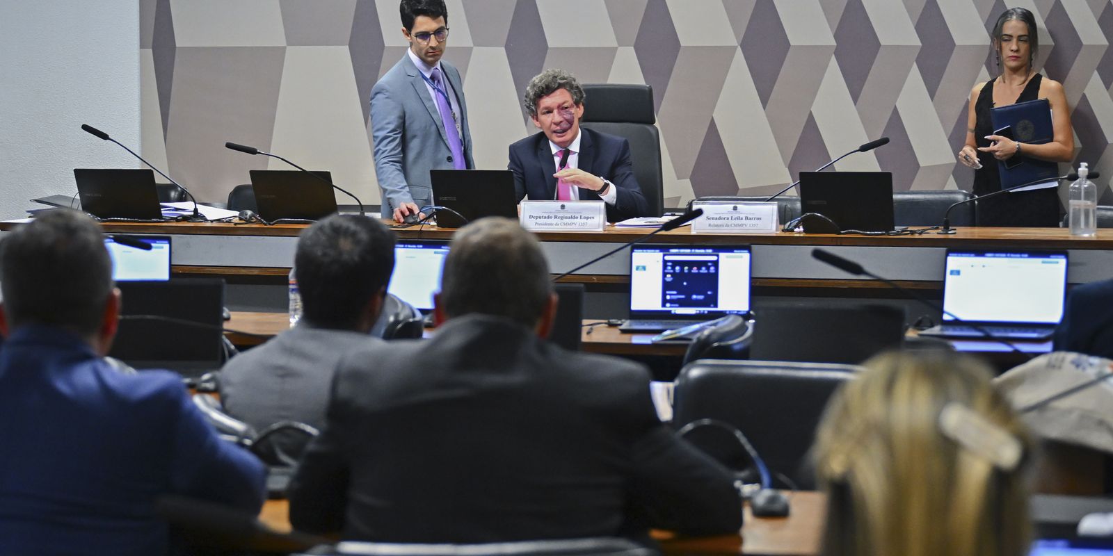 Comissão adia votação da MP da taxa das blusinhas para quarta-feira