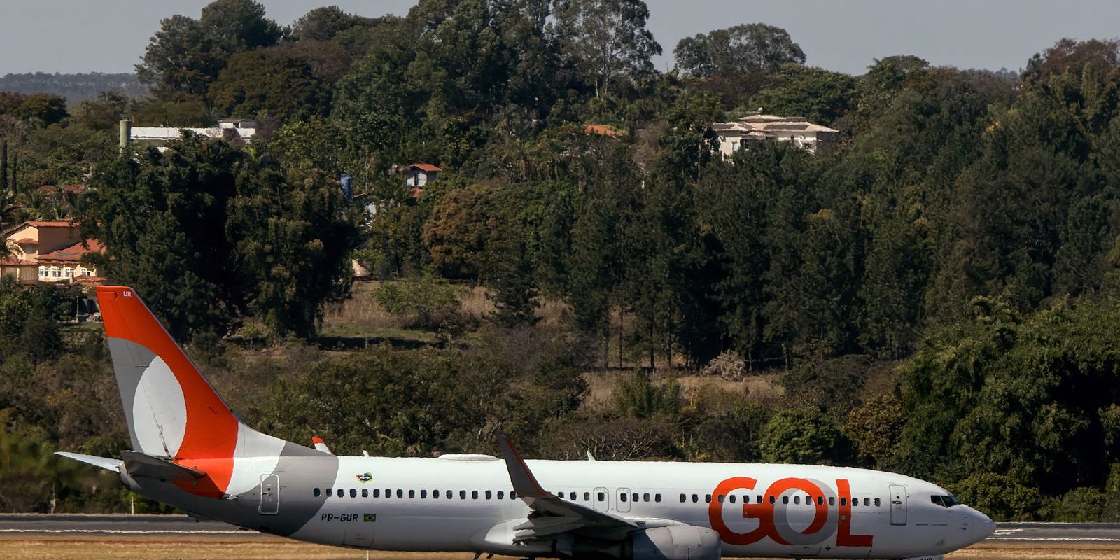 Avião da GOL faz pouso de emergência após decolar do aeroporto de Goiânia