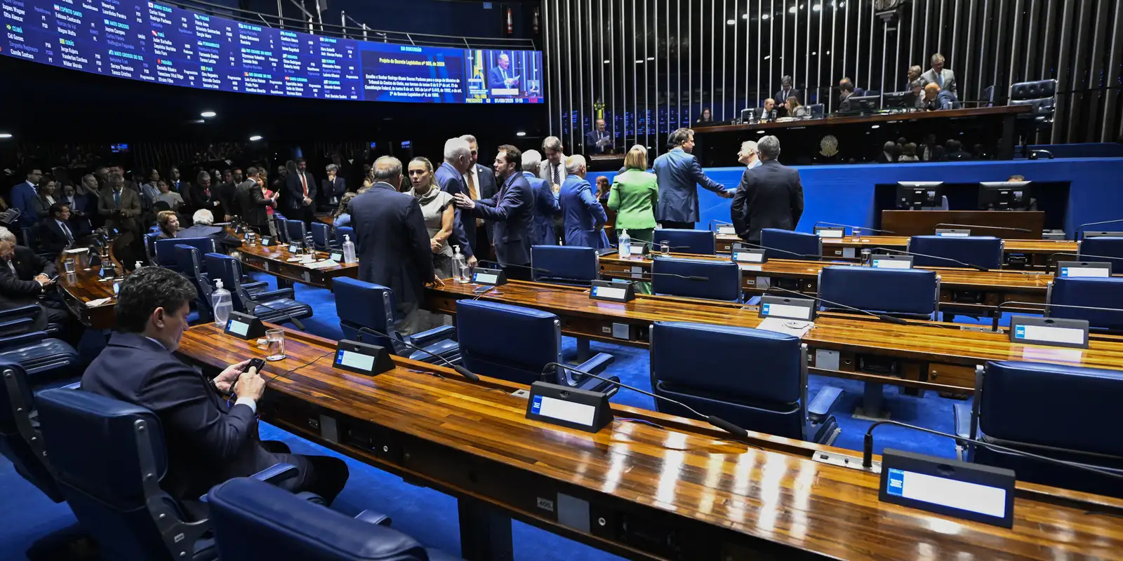 Aziz articula rito especial para acelerar votação da PEC 6x1 no Senado