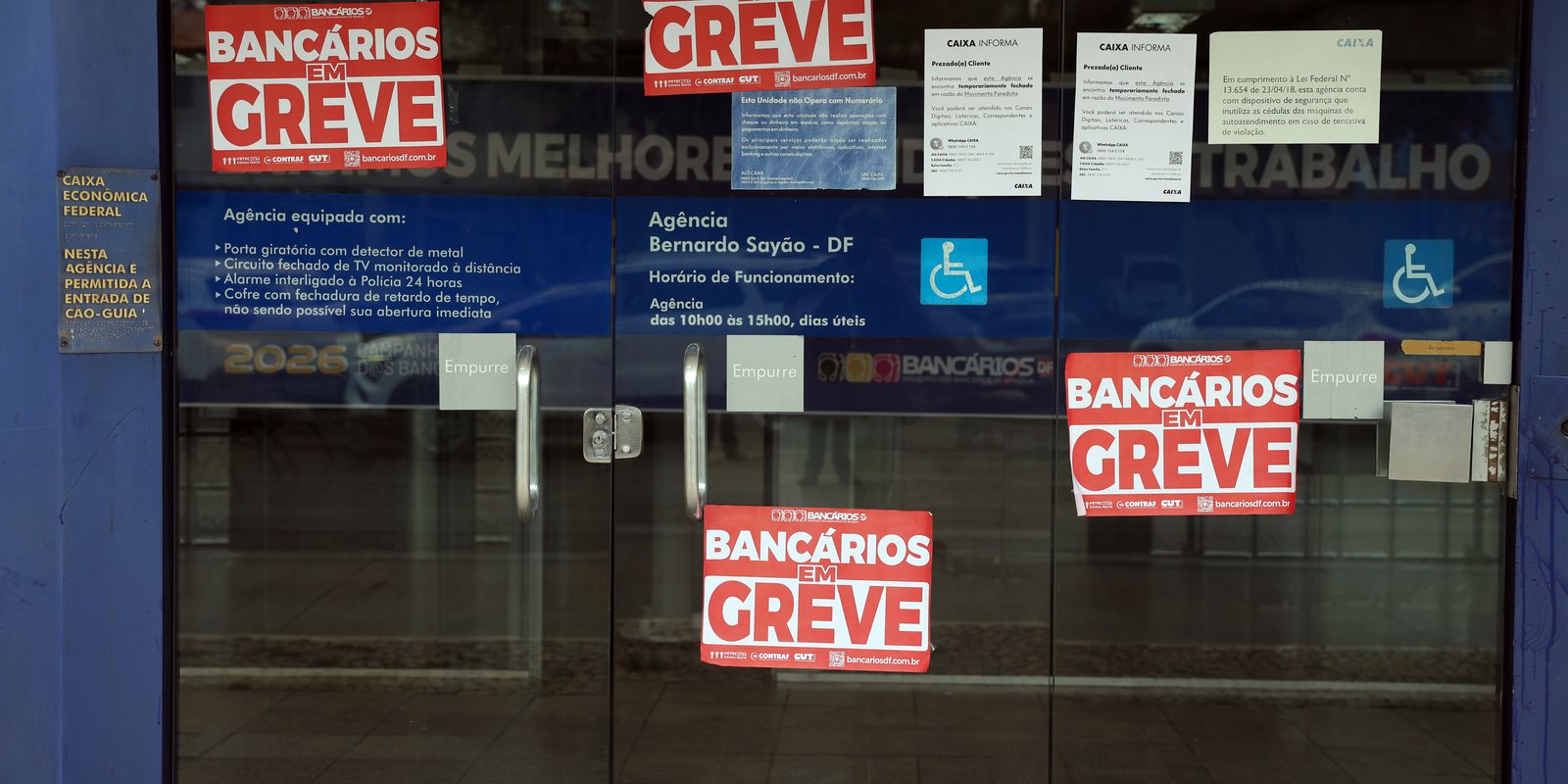 Funcionários rejeitam proposta de acordo e mantêm a greve da Caixa em todo o país