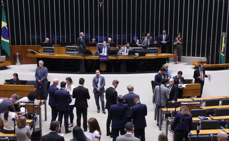 Câmara pode votar MP que zera imposto de compras internacionais nesta terça