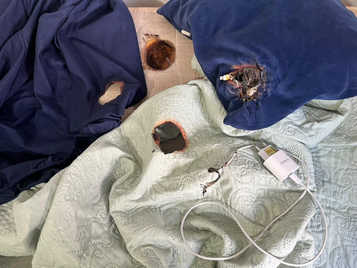 Carregador de celular pega fogo e queima colchão em João Pessoa