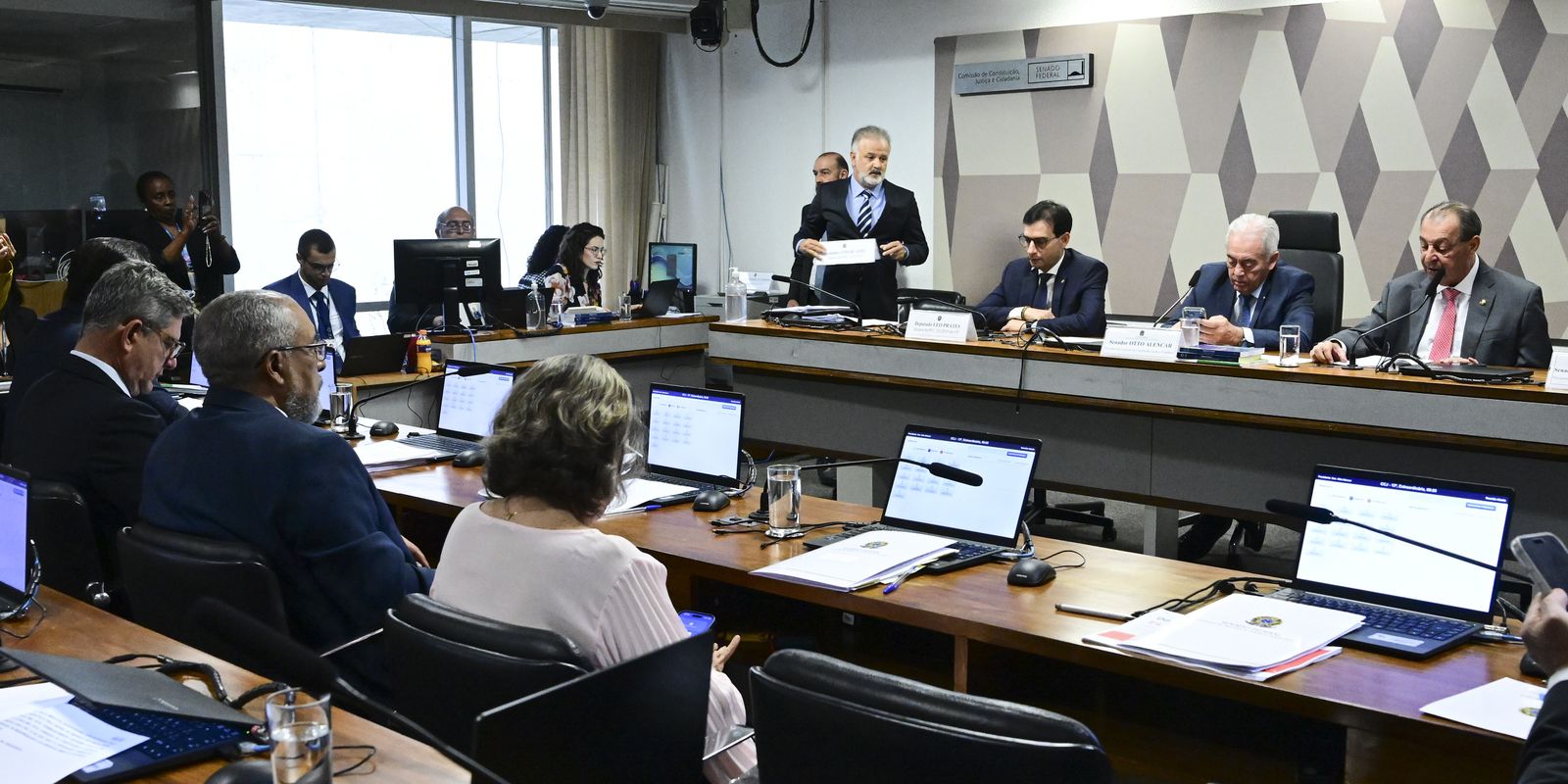 Ccj do senado aprova texto que extingue a jornada 6x1