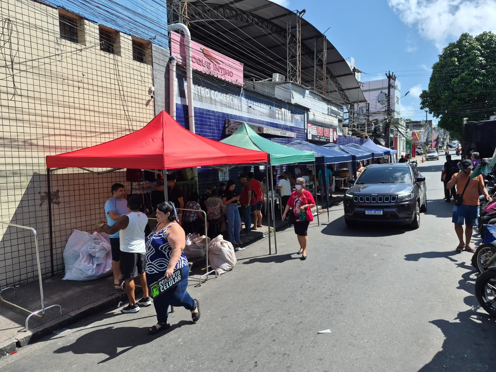Comerciantes montam tendas na rua após incêndio no Centro de Passagem