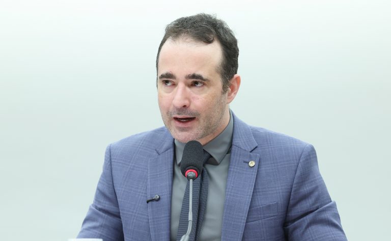 Comissão da Câmara aprova auxílio mãe atípica de R$ 600